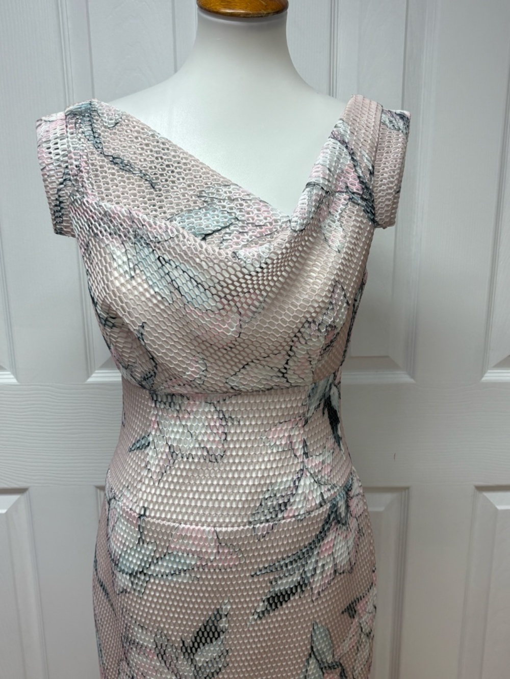 Black Halo Jackie O Floral Dress - Size 6. - Picture 3 of 16